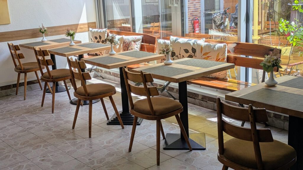 Frühstücksraum im Wintergarten. Ein reichhaltiges Buffet auch für Frühaufsteher im Hotel Sonne in Karlsruhe