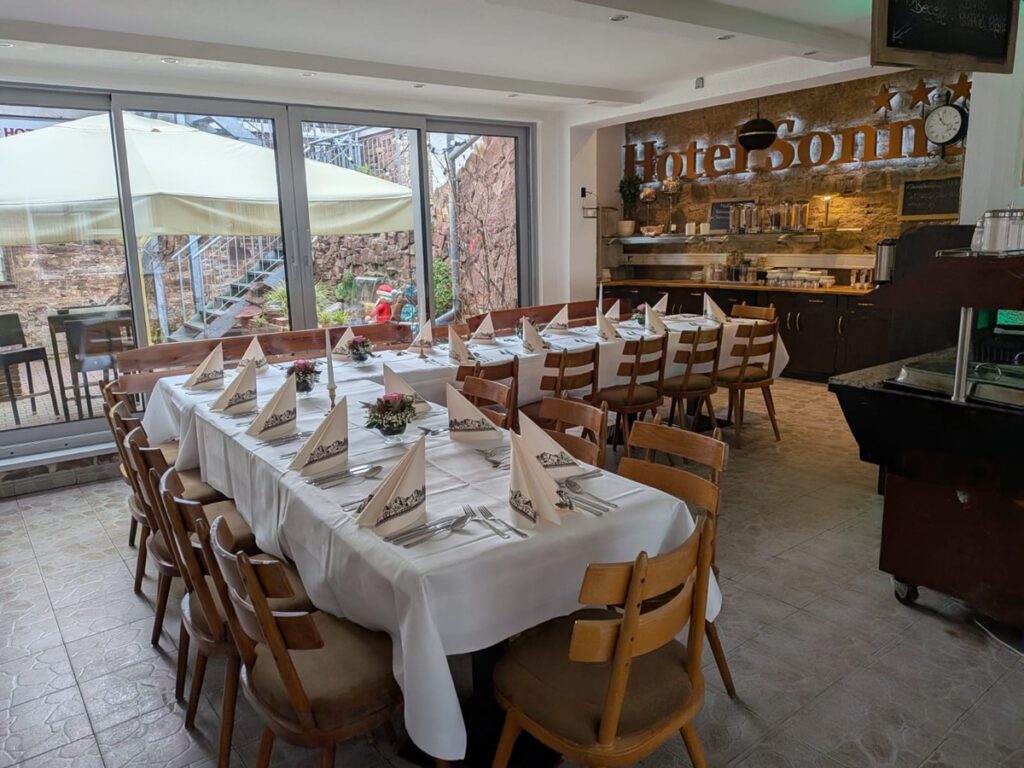 Gedeckte Tafel im Wintergarten des Hotels Sonne Karlsruhe – morgens Frühstücksbuffet, nachmittags Raum für kleine Runden, Treffen und Meetings in ruhiger, lichtdurchfluteter Atmosphäre