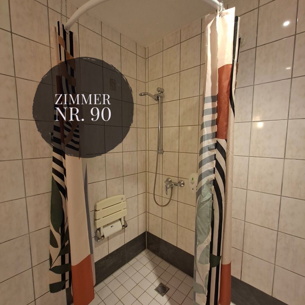 Rollstuhlgeeignete Dusche im barrierefreien Zimmer, Hotel Sonne in Karlsruhe