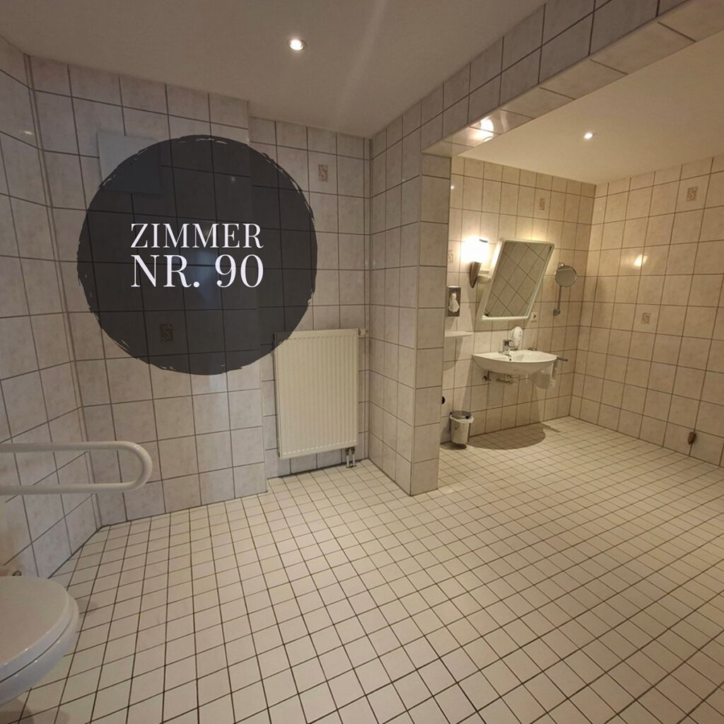 Grosses und rollstuhlgeeignetes Badezimmer im Hotel Sonne, Karlsruhe